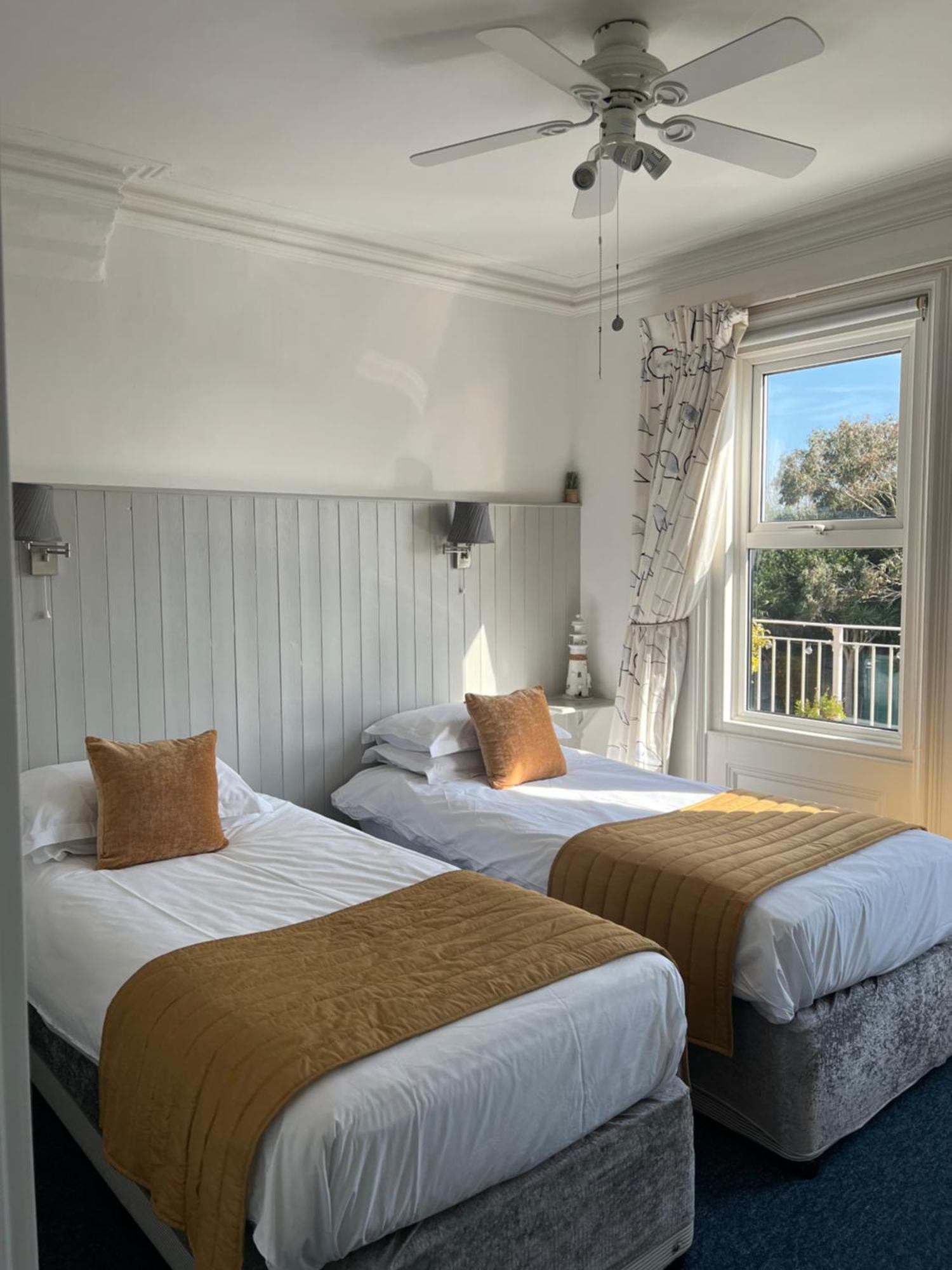 The New England Hotel Истборн Екстериор снимка